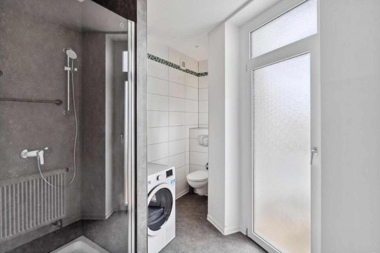 Fuer 13 Gaeste, 5 Schlafzimmer, 2 Baeder, 2 Loggia's, Zentrum Ost Appartement Leipzig