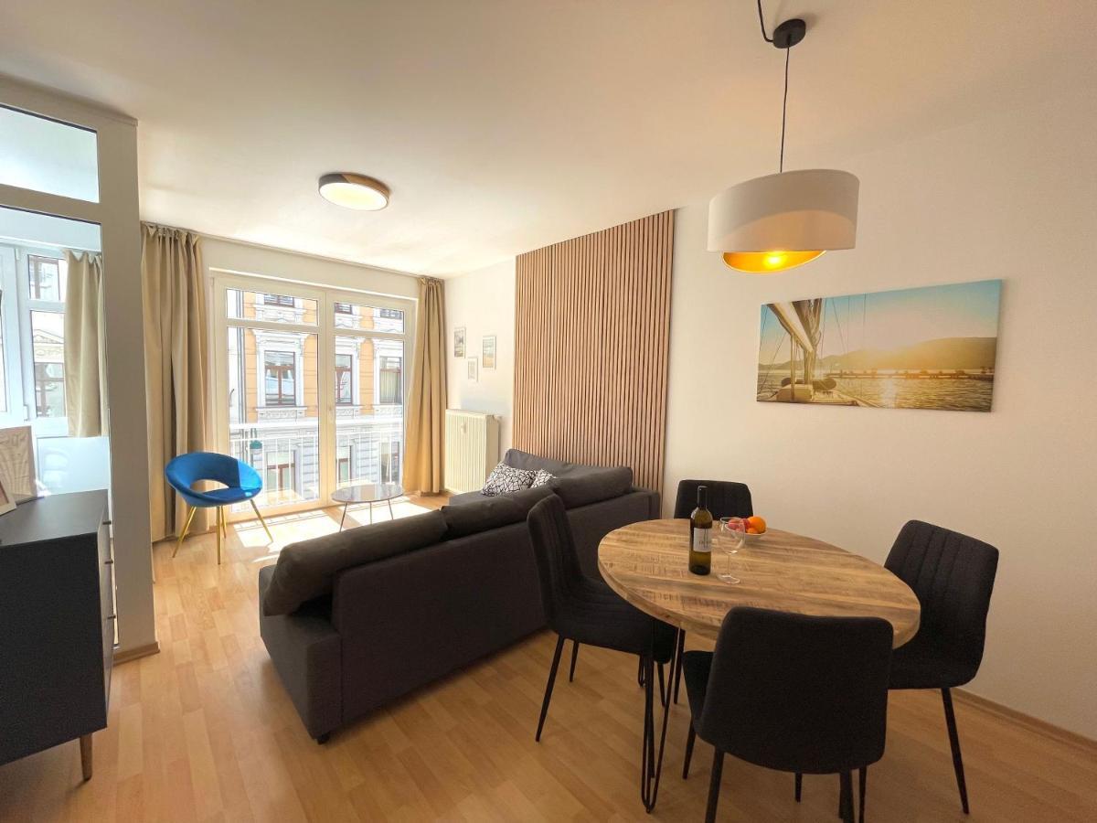 Sunshine City - Zentrum - Parkplatz - Netflix