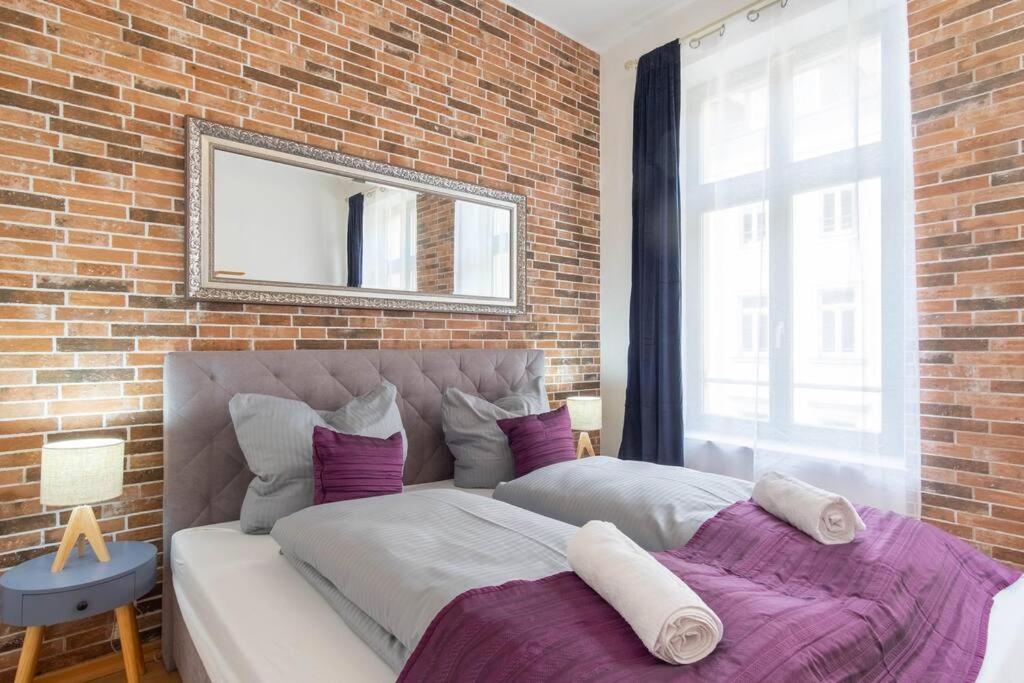 Apartment Working Place, Netflix, 4k Tv, Heart Of