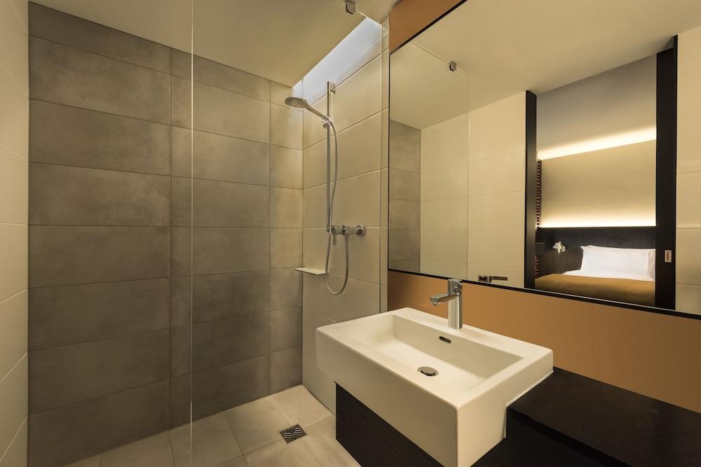 Adina Hotel 4*