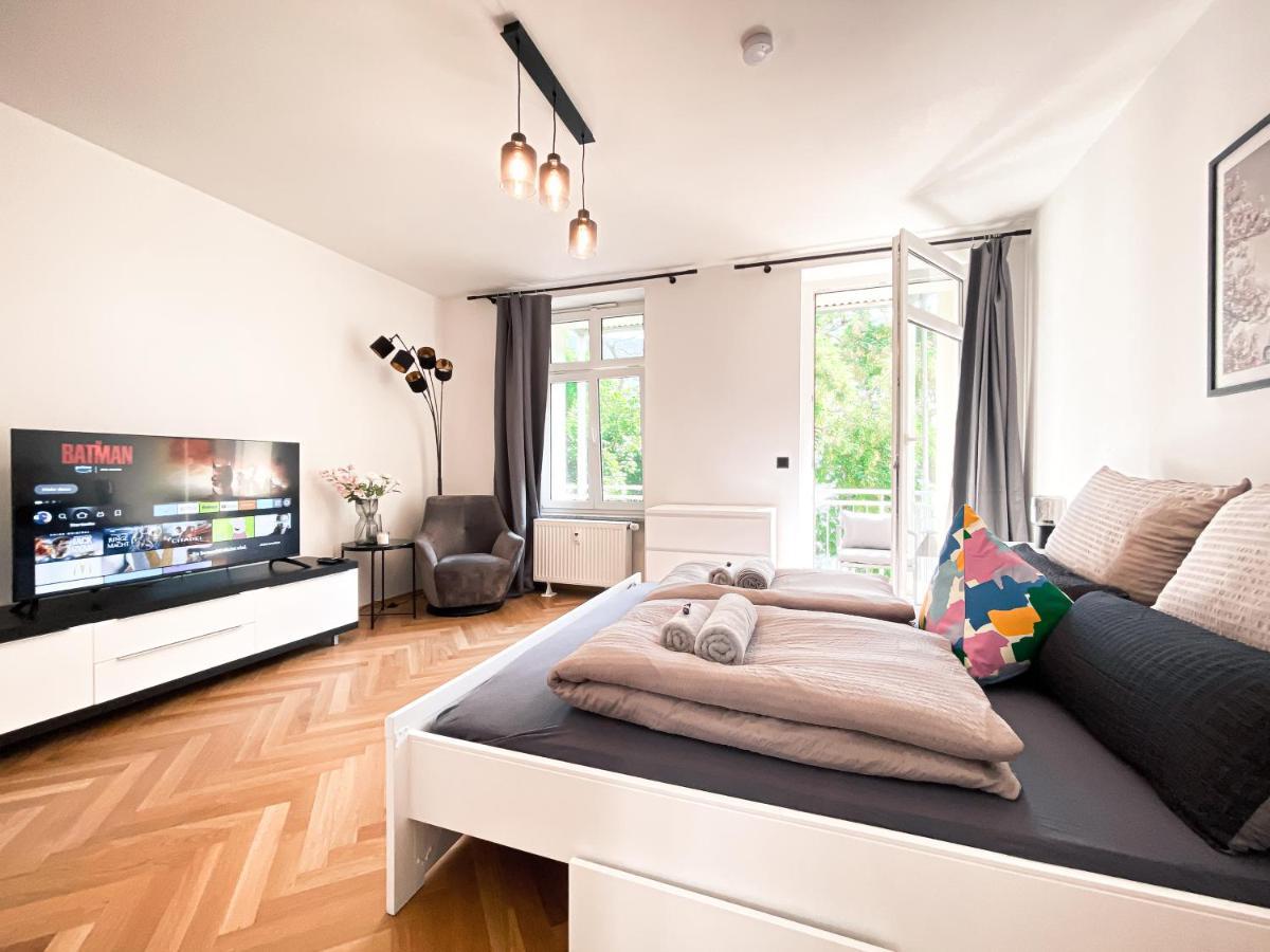 Zentrale Mit Parkplatz, 2 Schlafzimmern, Kueche, Waschmaschine & Balkon * Leipzig
