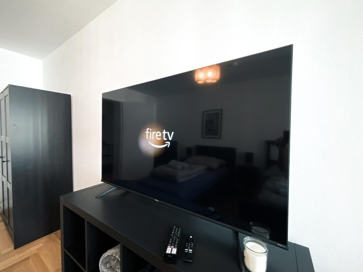 Zentrale Mit Parkplatz, 2 Schlafzimmern, Kueche, Waschmaschine & Balkon *