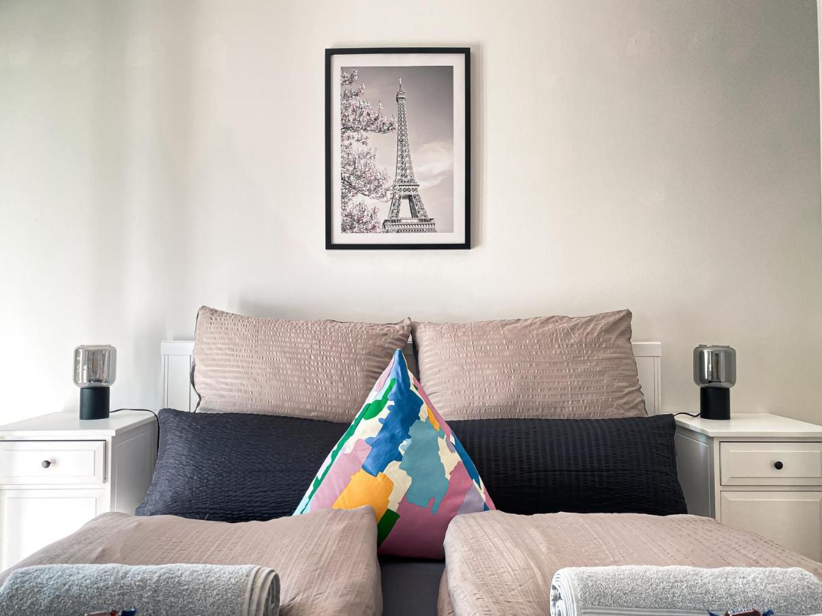 Appartement Zentrale Mit Parkplatz, 2 Schlafzimmern, Kueche, Waschmaschine & Balkon *