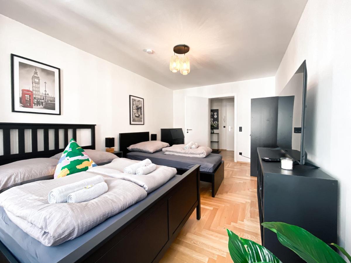 Zentrale Mit Parkplatz, 2 Schlafzimmern, Kueche, Waschmaschine & Balkon Appartement *