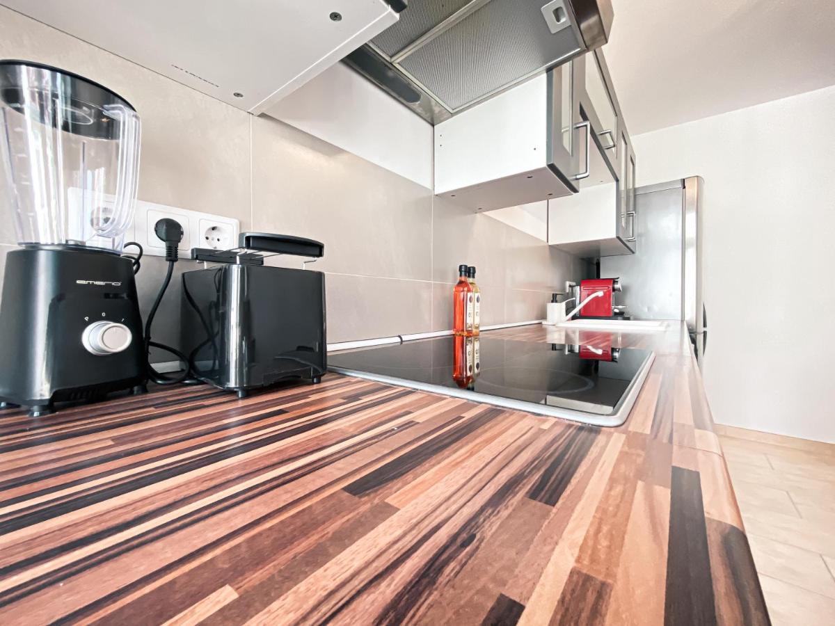 Appartement Zentrale Mit Parkplatz, 2 Schlafzimmern, Kueche, Waschmaschine & Balkon *