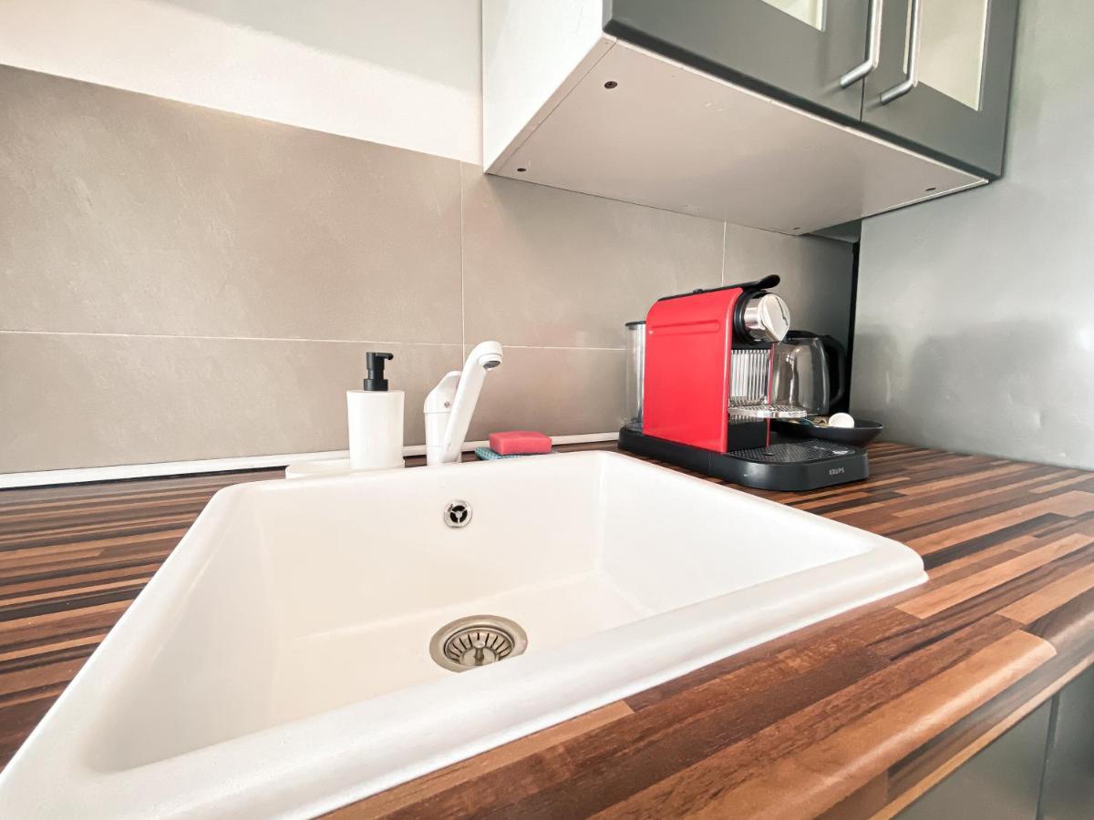 Zentrale Mit Parkplatz, 2 Schlafzimmern, Kueche, Waschmaschine & Balkon