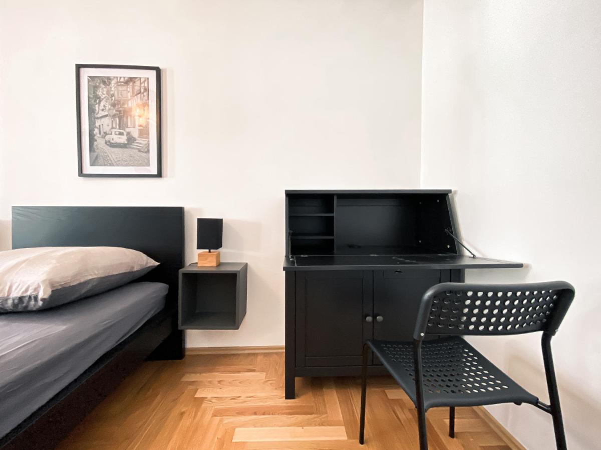 Appartement Zentrale Mit Parkplatz, 2 Schlafzimmern, Kueche, Waschmaschine & Balkon *