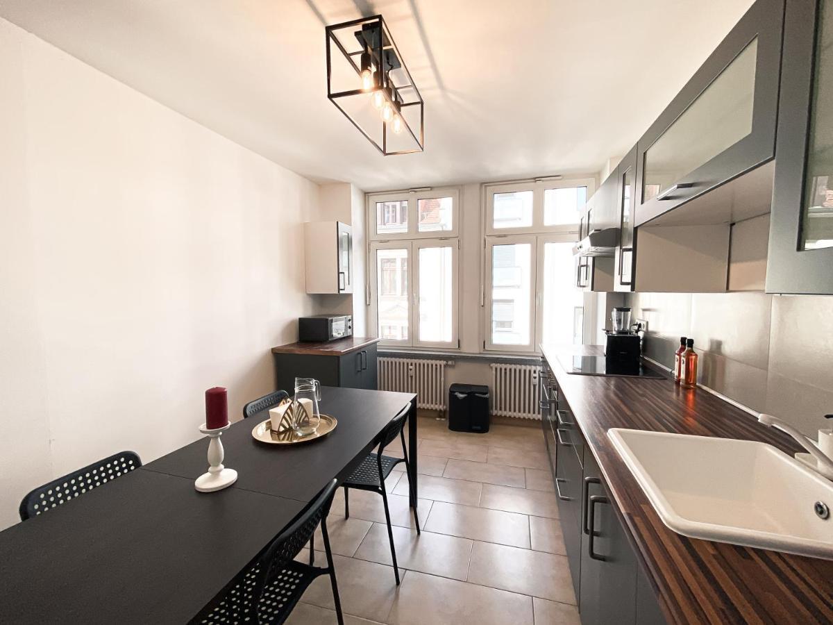 Zentrale Mit Parkplatz, 2 Schlafzimmern, Kueche, Waschmaschine & Balkon Appartement