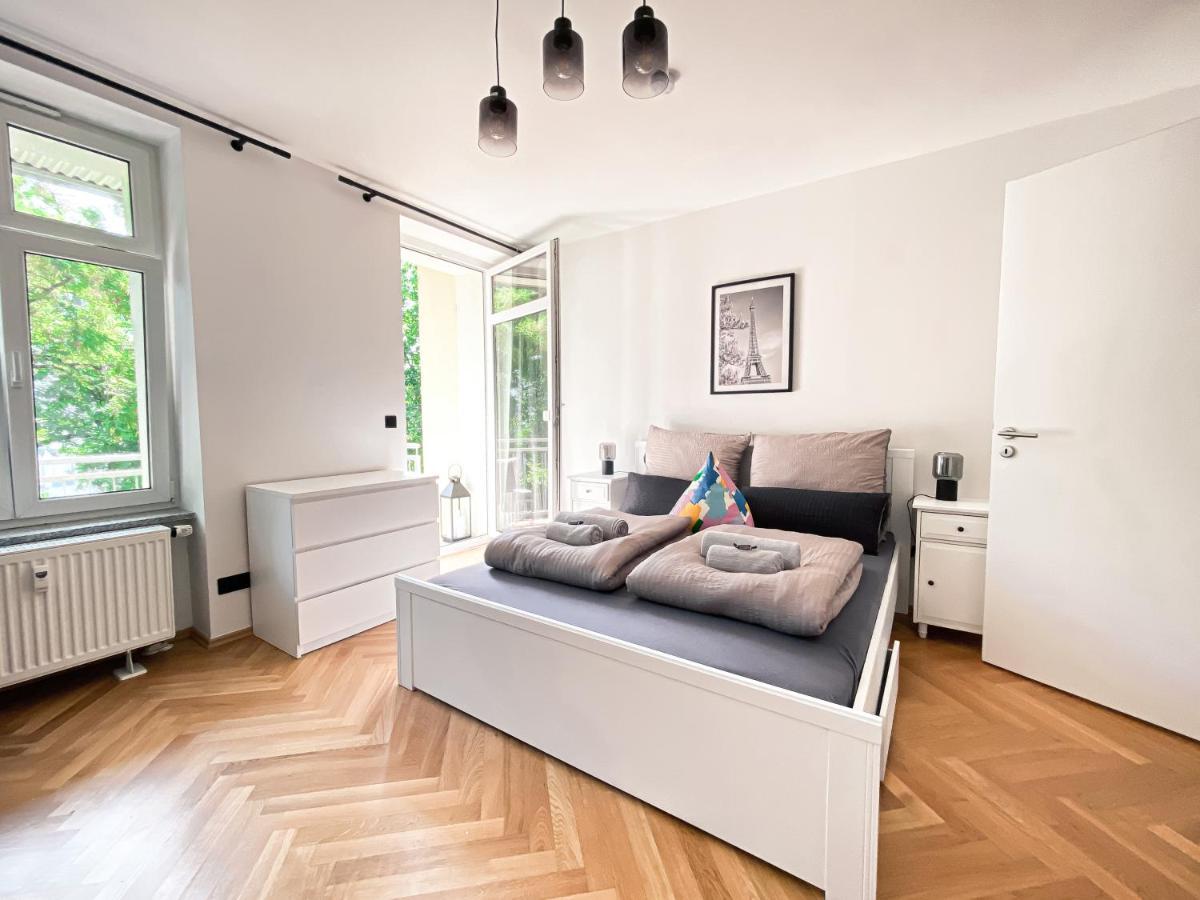 Zentrale Mit Parkplatz, 2 Schlafzimmern, Kueche, Waschmaschine & Balkon Appartement