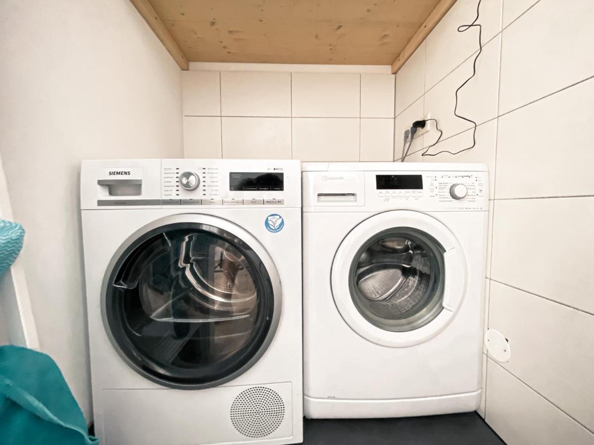 Zentrale Mit Parkplatz, 2 Schlafzimmern, Kueche, Waschmaschine & Balkon Appartement *