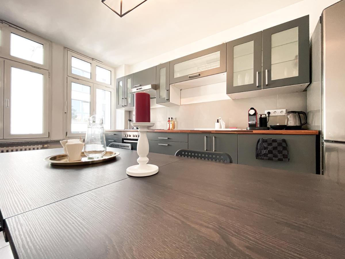 Zentrale Mit Parkplatz, 2 Schlafzimmern, Kueche, Waschmaschine & Balkon * Leipzig