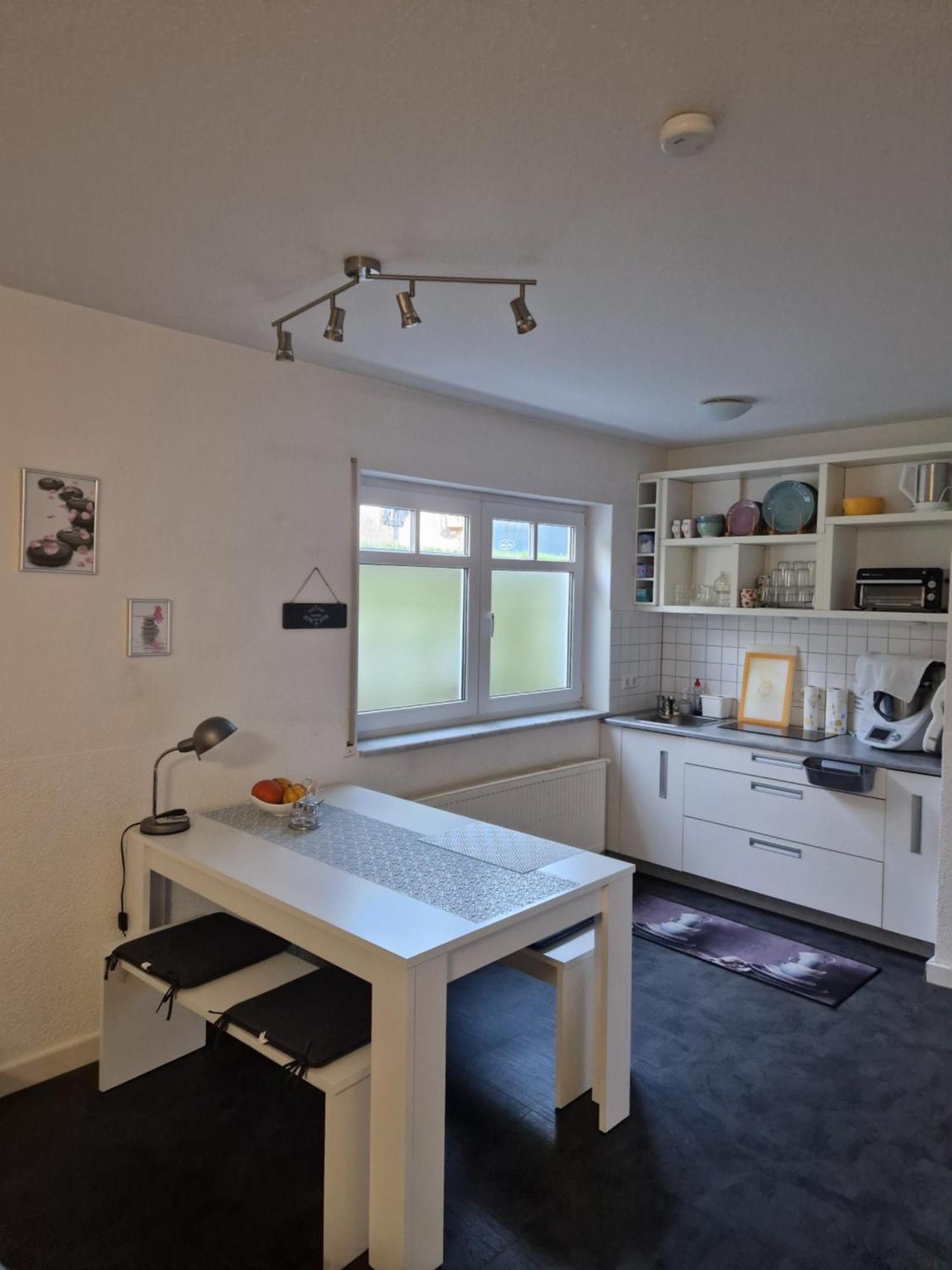 Apartment Souterrain-wohnung Mit Kostenlosem Stellplatz