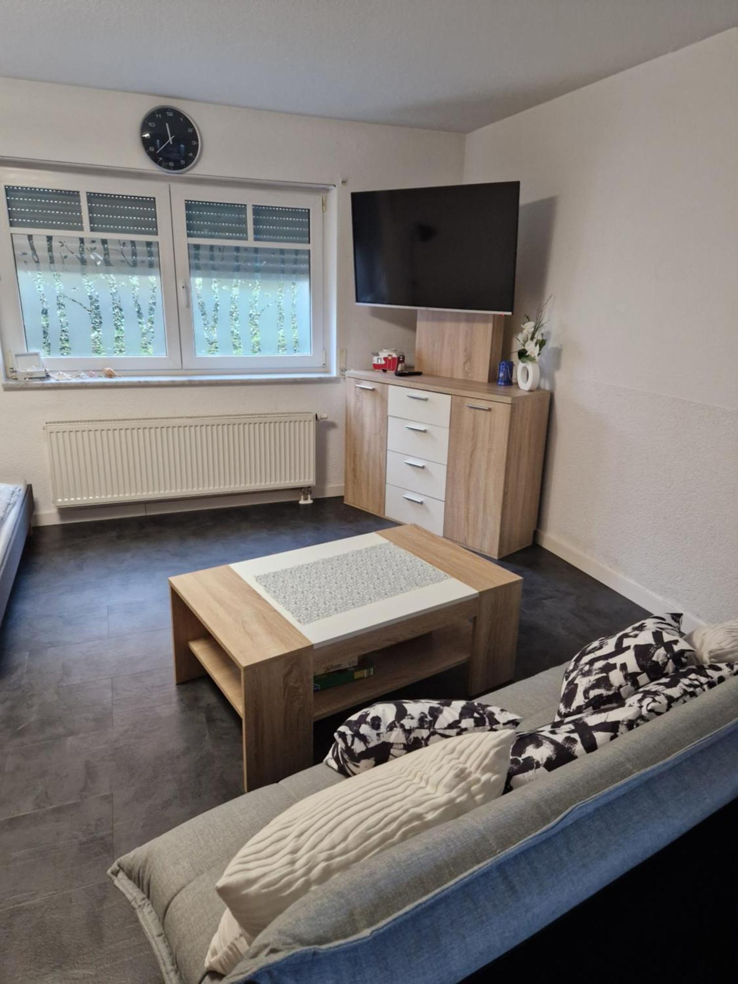 Apartment Souterrain-wohnung Mit Kostenlosem Stellplatz