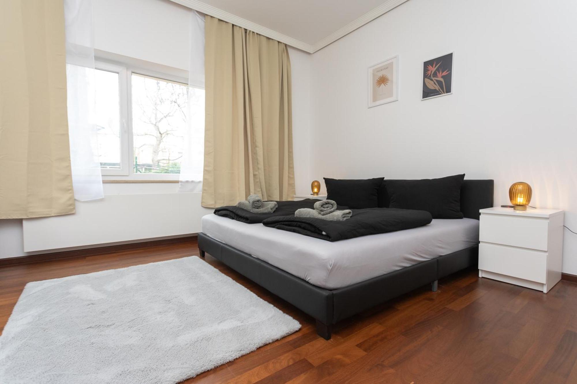 Vakantiehuis Stadthaus Mit 2 Schlafzimmern & Wohnzimmer Mit Kamin - Kostenloser Privat-parkplatz Auf Dem Grundstueck