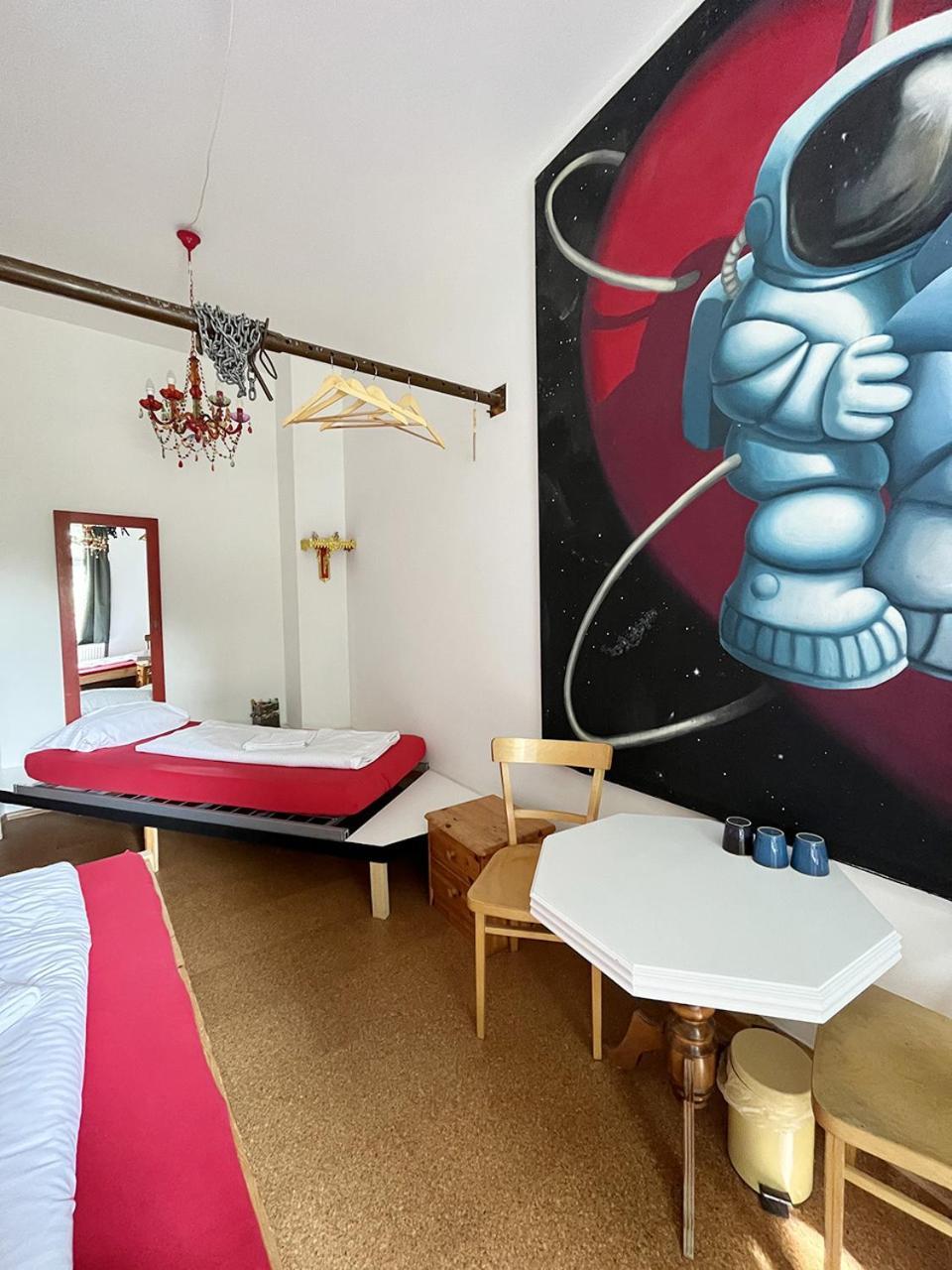 Homeplanet Hostel *