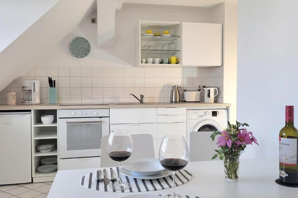 Appartement 2-zimmer-traumwohnung: Schick * Hell * Ruhig * Grosse Raeume * Zentrumsnah *