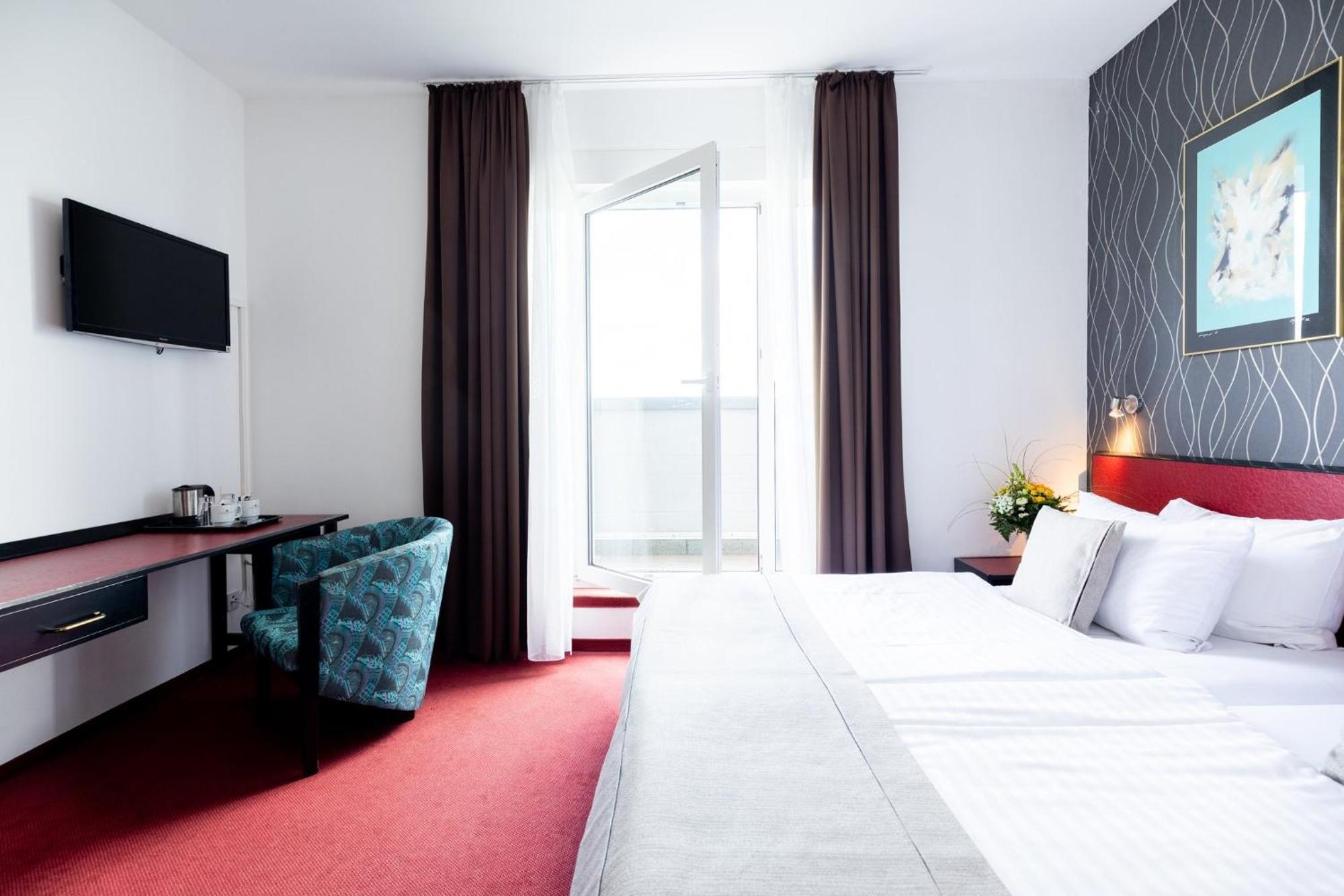 Aviva Hotel