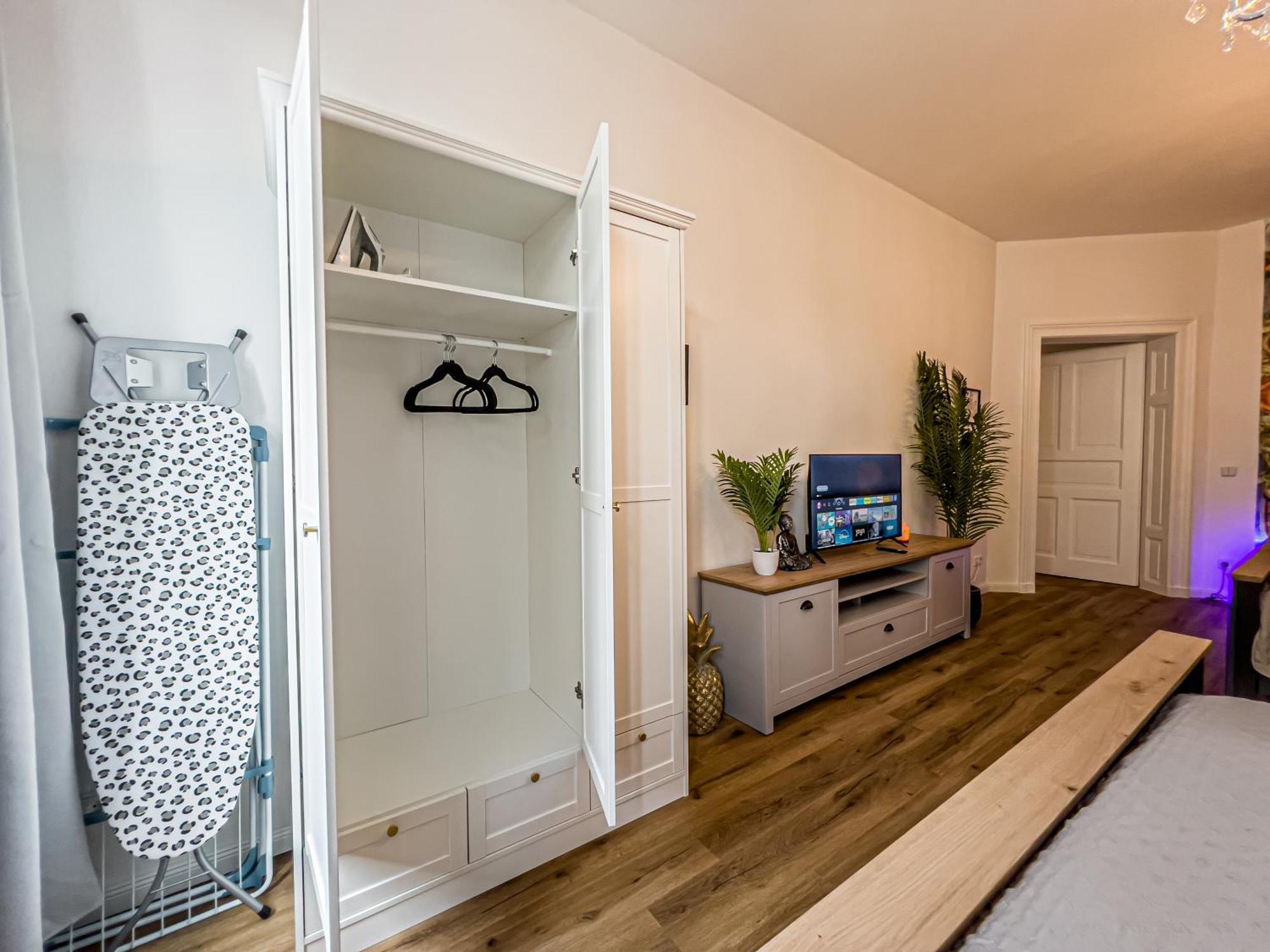 Grosse 3 Schlafzimmer Mit Kueche, Bad, Waschmaschine & Balkon Am Zoo Appartement *