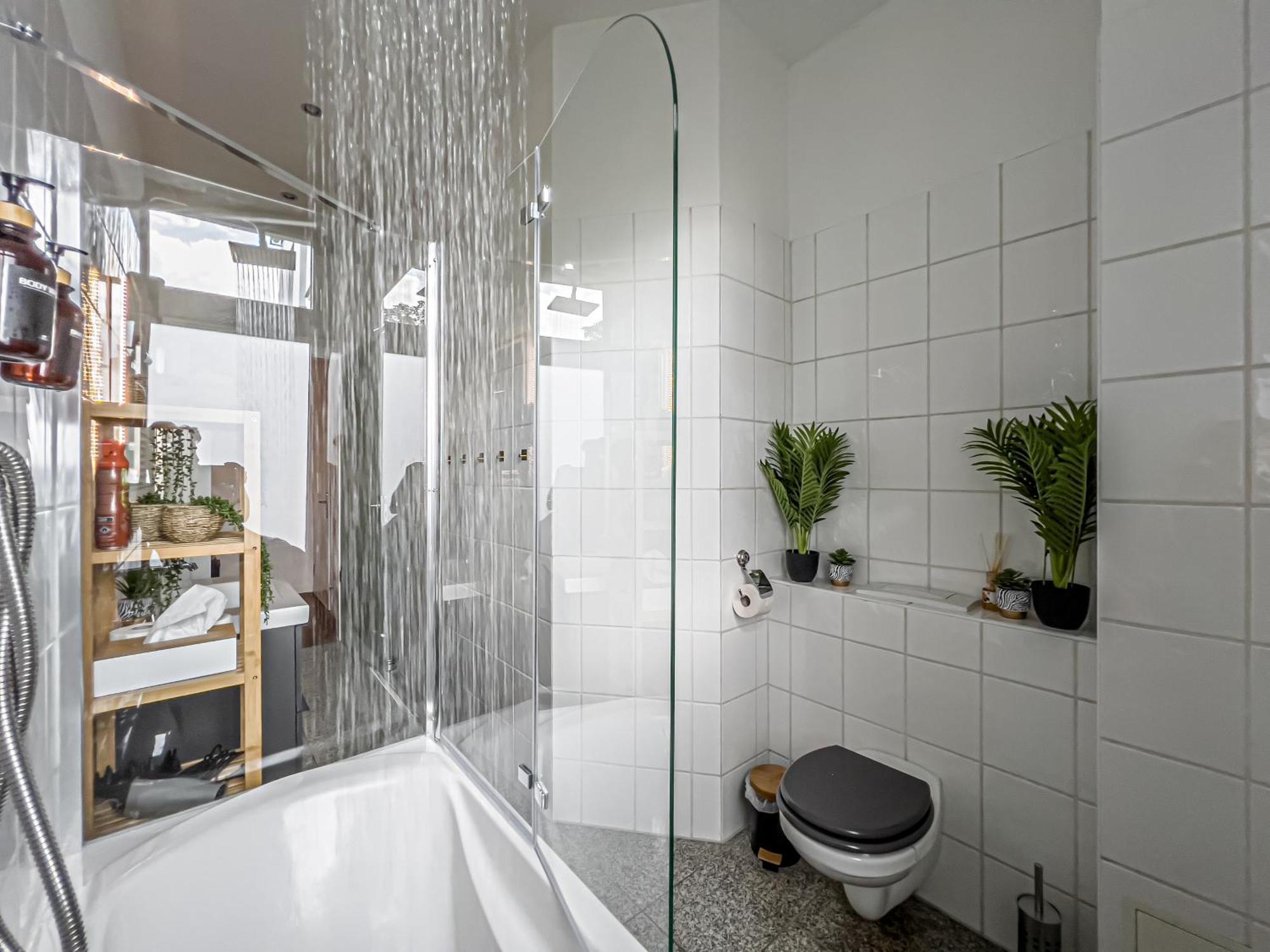 Apartment Grosse 3 Schlafzimmer Mit Kueche, Bad, Waschmaschine & Balkon Am Zoo Leipzig
