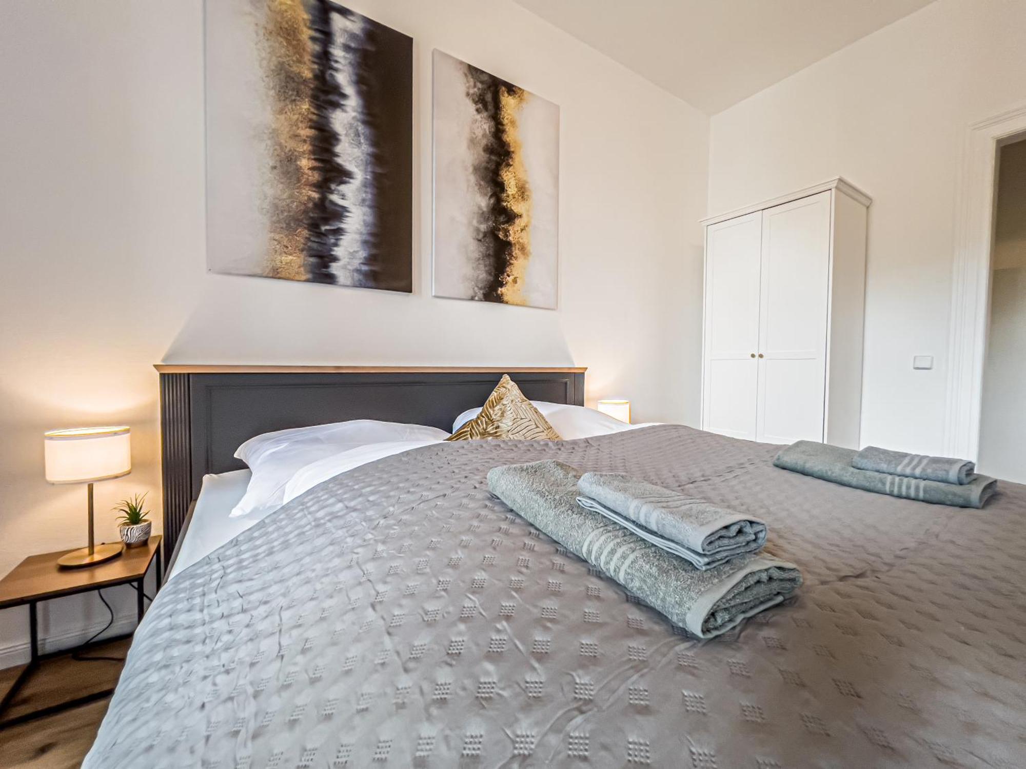 Grosse 3 Schlafzimmer Mit Kueche, Bad, Waschmaschine & Balkon Am Zoo Appartement *