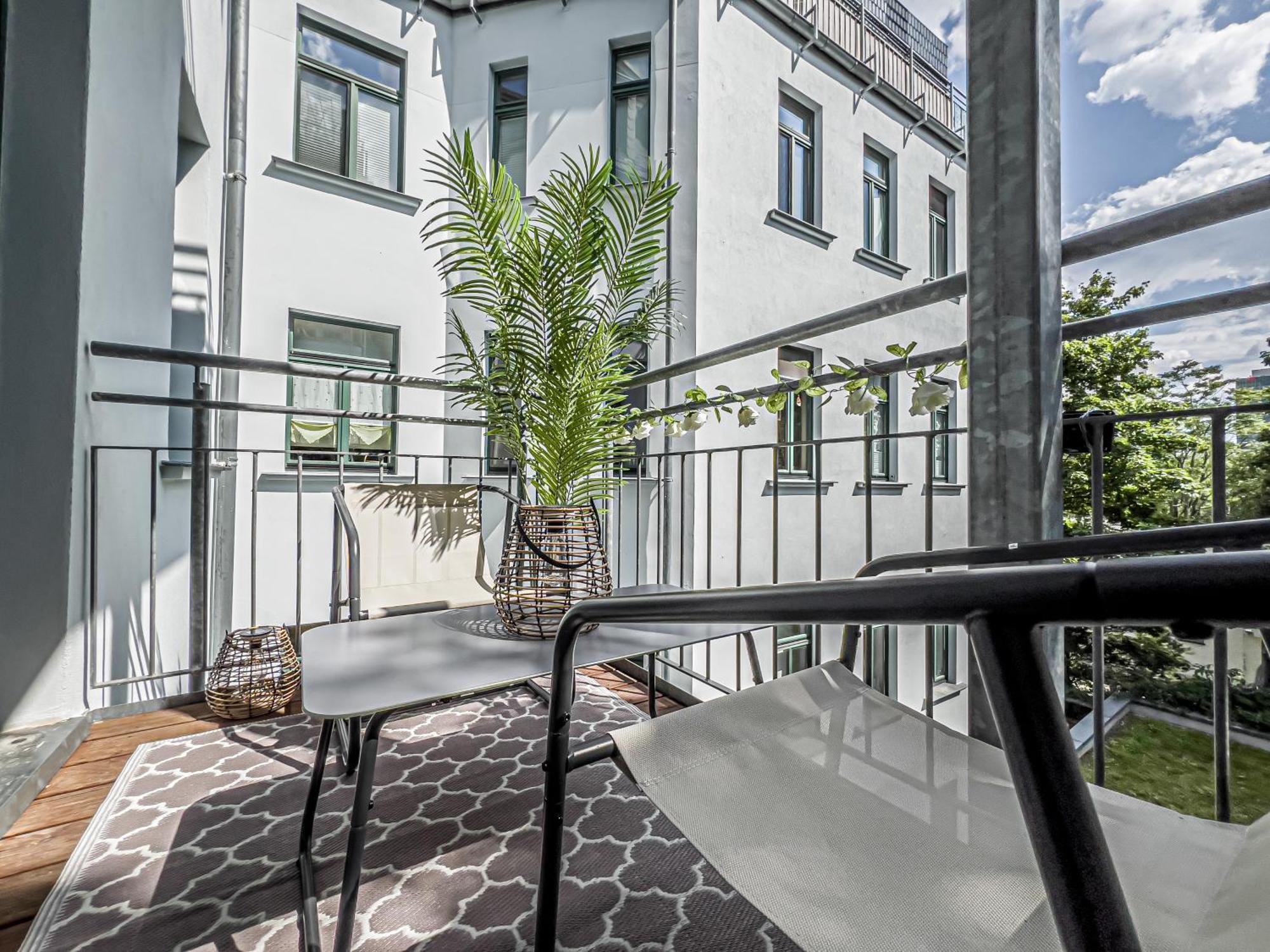 Grosse 3 Schlafzimmer Mit Kueche, Bad, Waschmaschine & Balkon Am Zoo Appartement