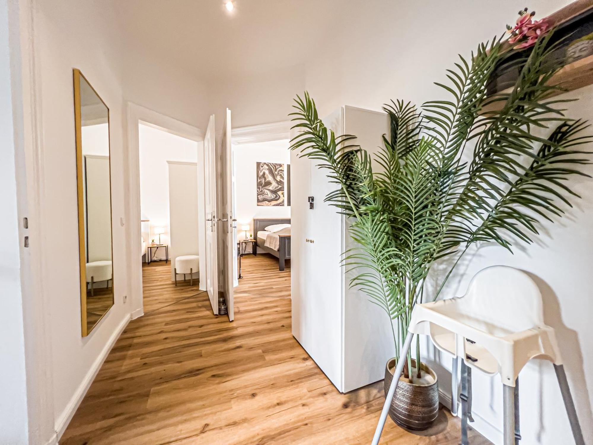Appartement Grosse 3 Schlafzimmer Mit Kueche, Bad, Waschmaschine & Balkon Am Zoo *