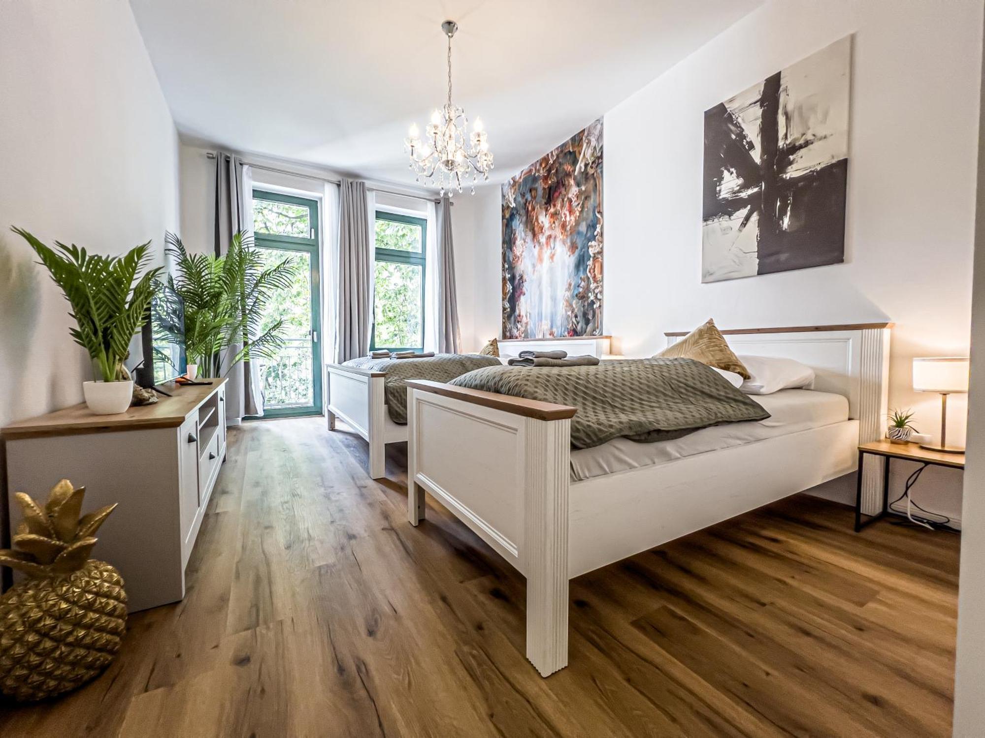 Grosse 3 Schlafzimmer Mit Kueche, Bad, Waschmaschine & Balkon Am Zoo Appartement