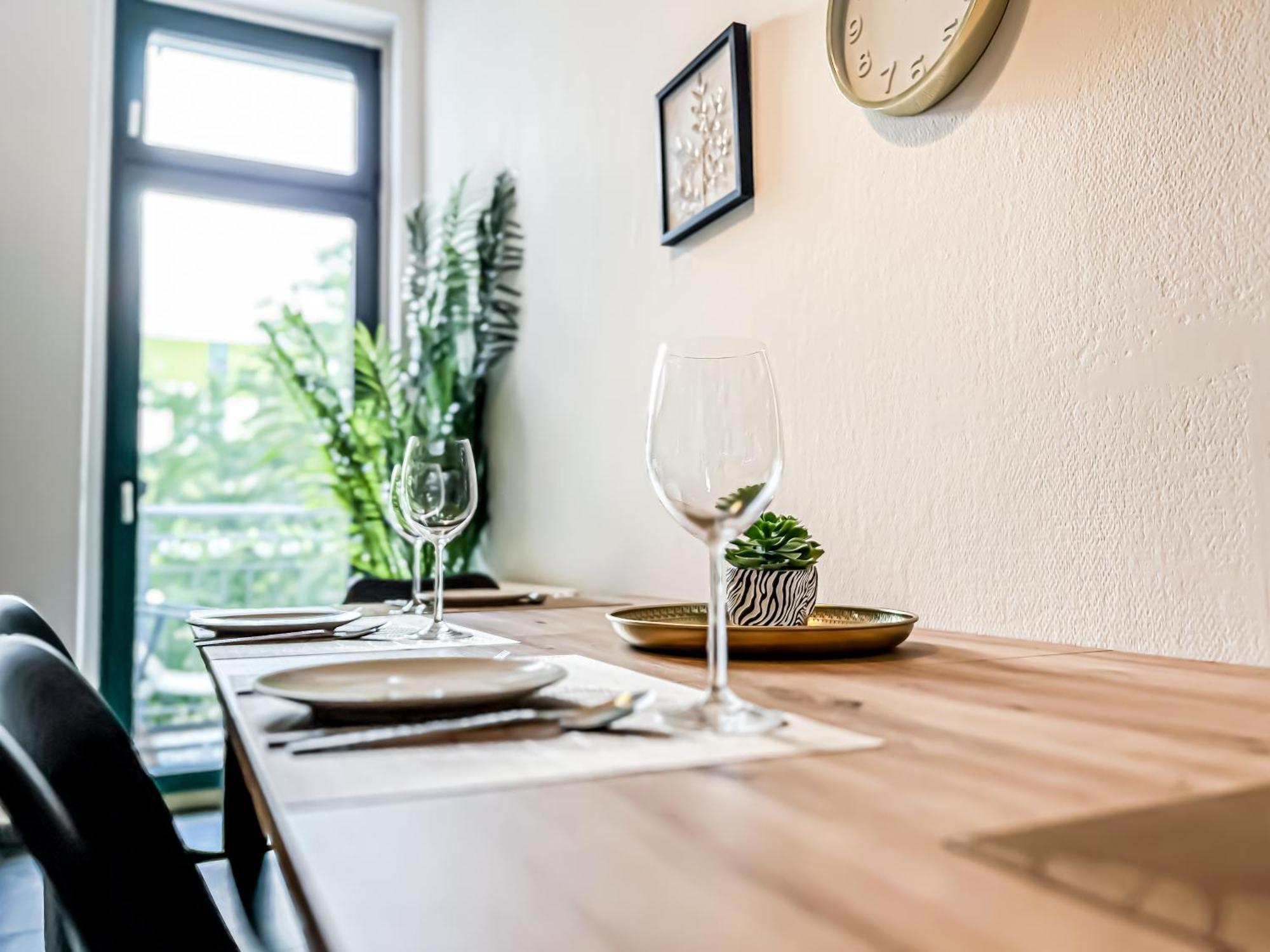 Appartement Grosse 3 Schlafzimmer Mit Kueche, Bad, Waschmaschine & Balkon Am Zoo