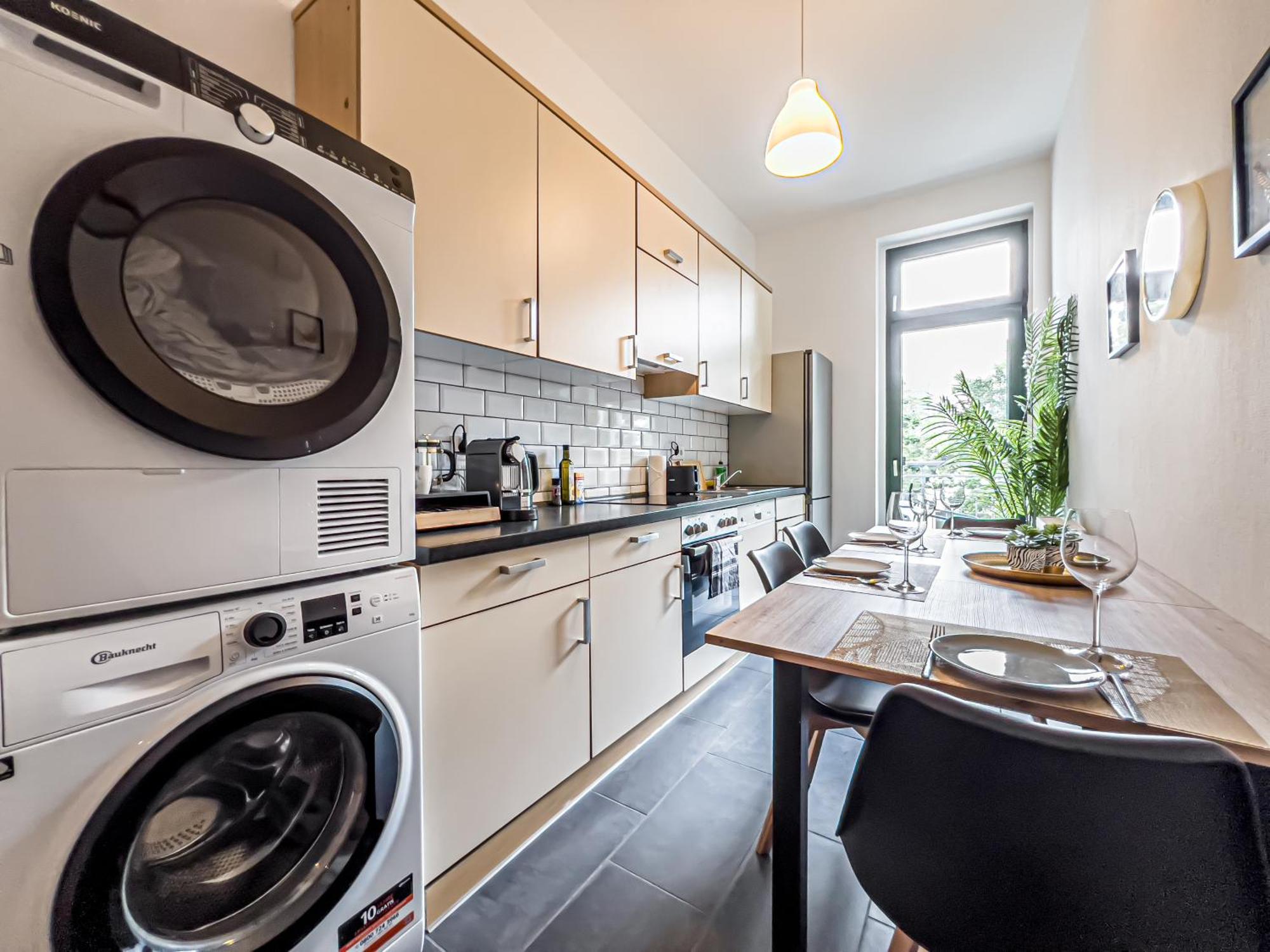 Grosse 3 Schlafzimmer Mit Kueche, Bad, Waschmaschine & Balkon Am Zoo Apartment *