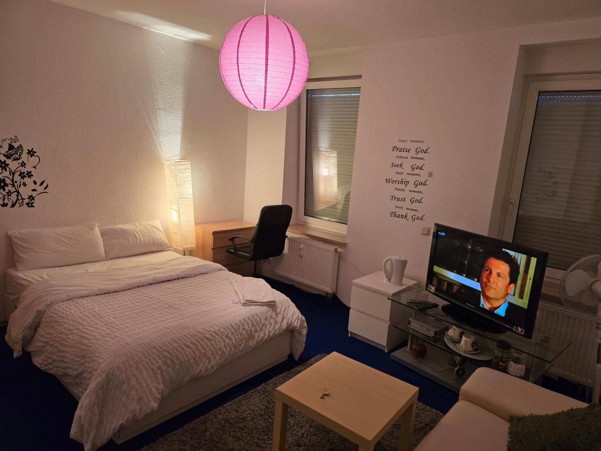 Cozy & Queit With Marcbride Leipzig