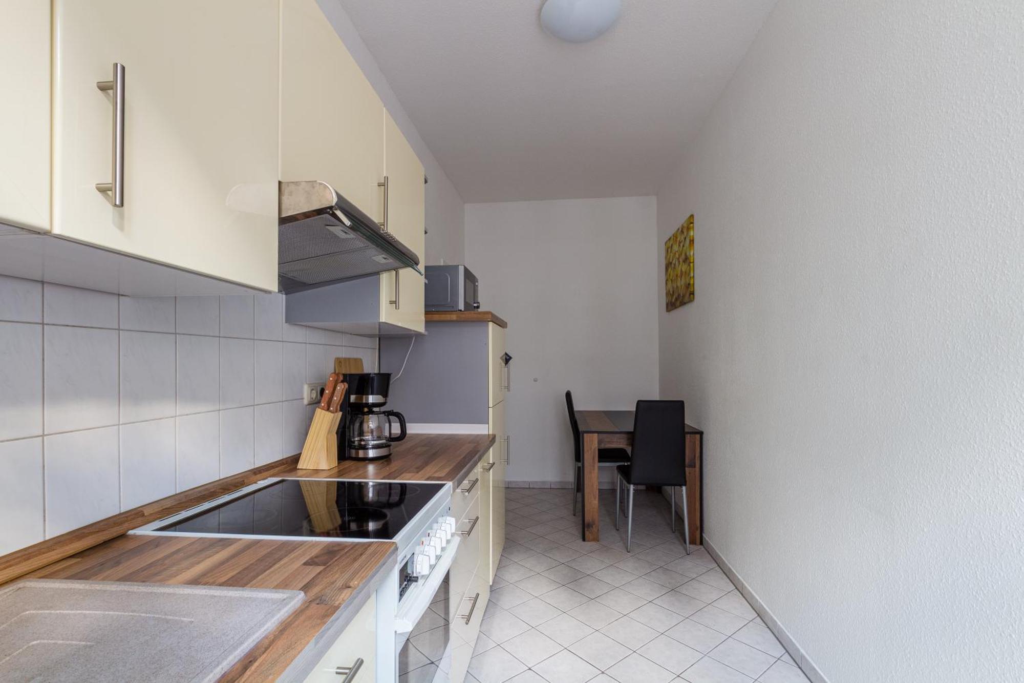 Apartment Mit Privatem Parkplatz 2-zimmer-fewo! Schoene Ausstattung, Perfekt Fuer Familien Und Gruppen, 5 Einzelne Betten, Frische Bettwaesche Und Handtuecher Inklusive De, Pl, Eng