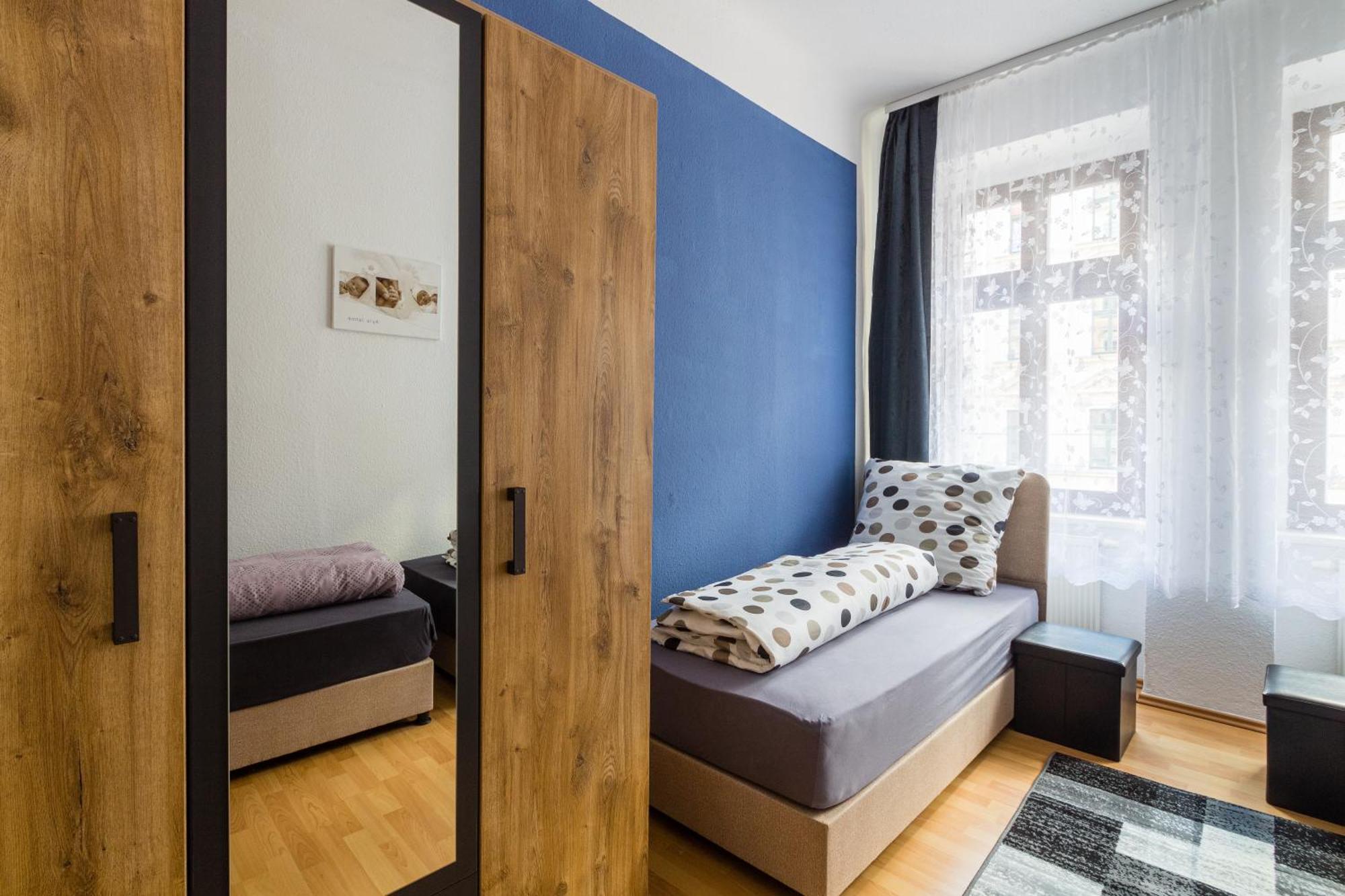Mit Privatem Parkplatz 2-zimmer-fewo! Schoene Ausstattung, Perfekt Fuer Familien Und Gruppen, 5 Einzelne Betten, Frische Bettwaesche Und Handtuecher Inklusive De, Pl, Eng Leipzig