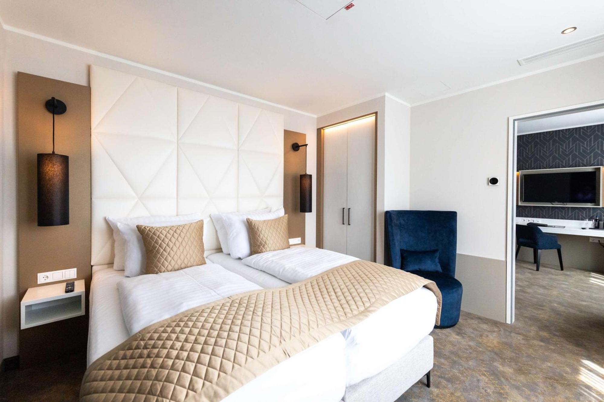 Western Premier Royal Blue 4* Leipzig