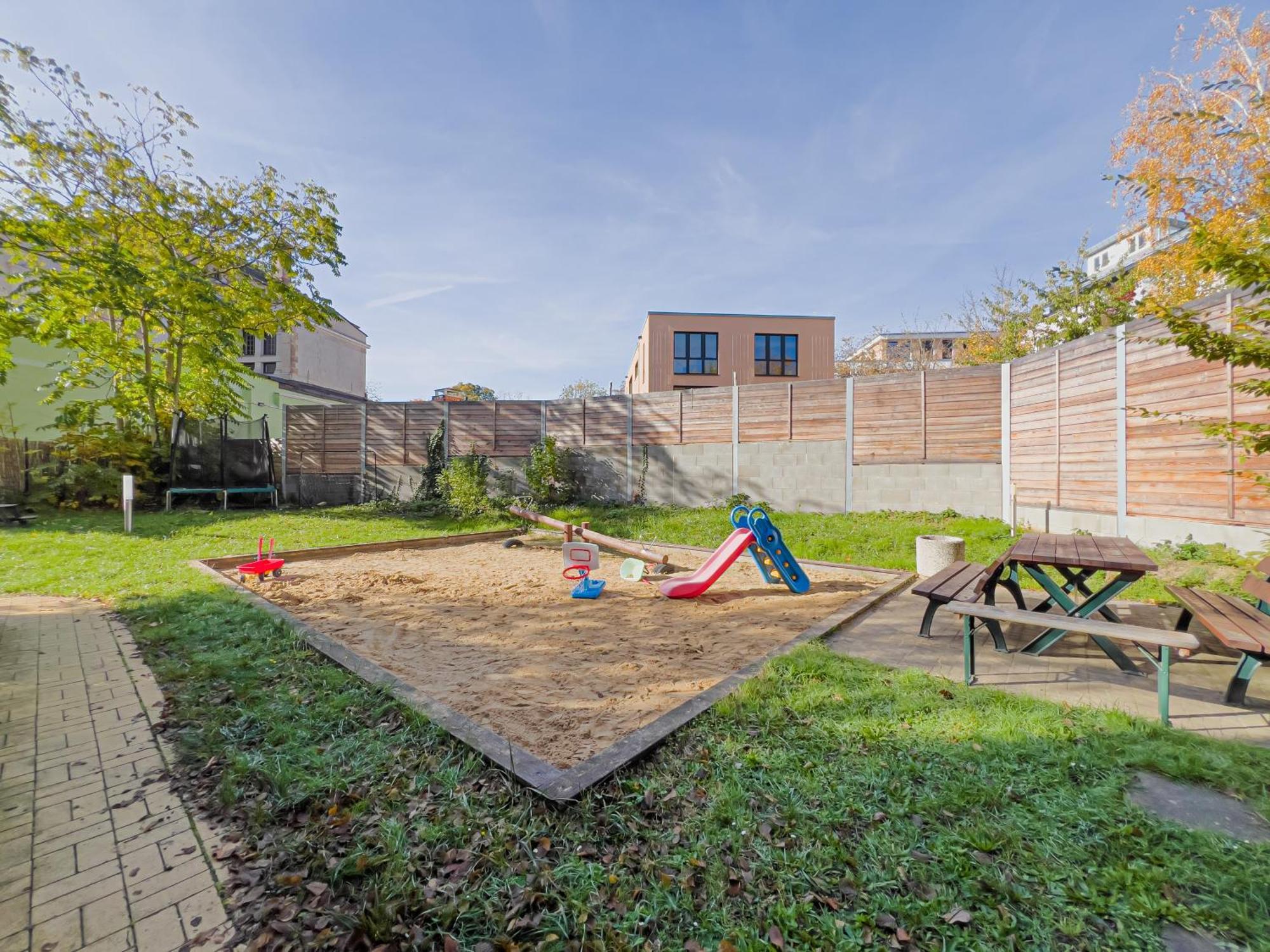 Erstklassiges Ferienapartment Citynah Mit 1 Schlafzimmer - Wifi, Tv, Kuechenzeile, Waschmaschine&trockner Apartment