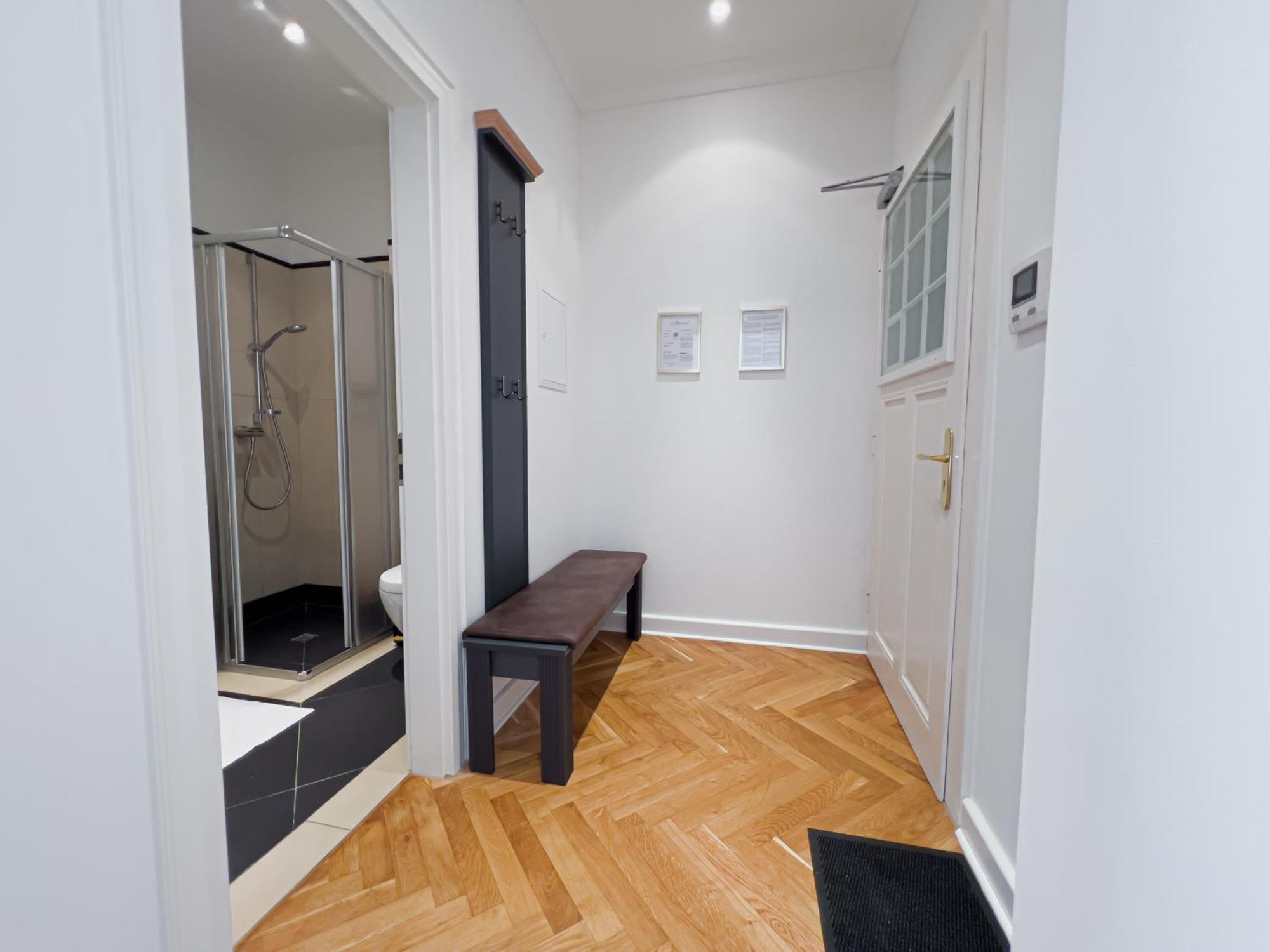 Erstklassiges Ferienapartment Citynah Mit 1 Schlafzimmer - Wifi, Tv, Kuechenzeile, Waschmaschine&trockner *