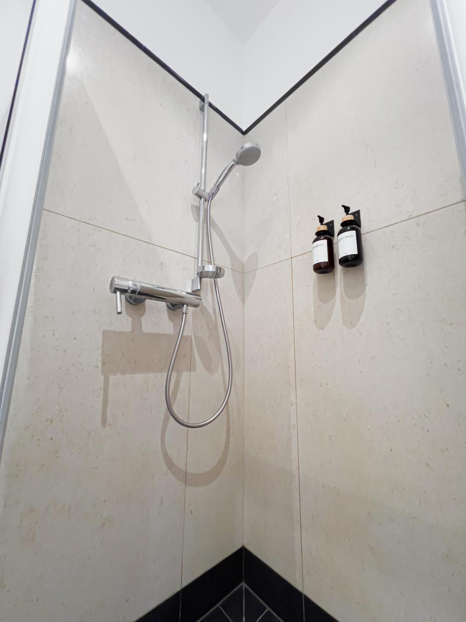 Erstklassiges Ferienapartment Citynah Mit 1 Schlafzimmer - Wifi, Tv, Kuechenzeile, Waschmaschine&trockner * Leipzig