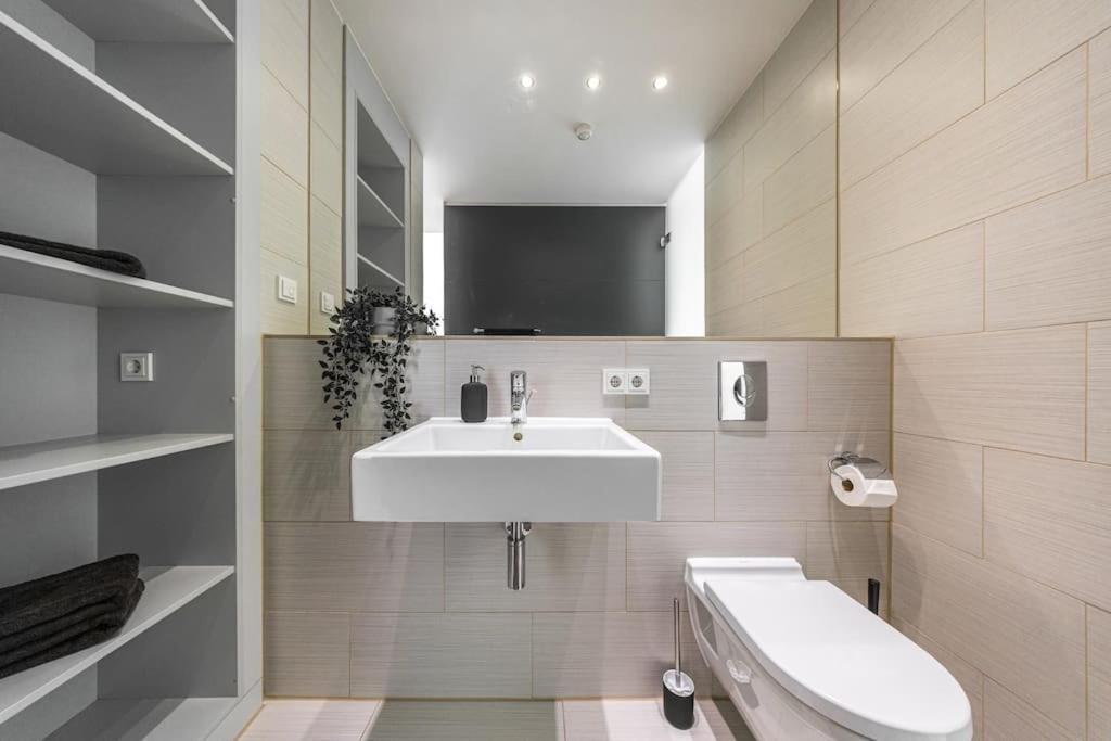 Arbeitsplatz - Kueche - Fitness Apartment *