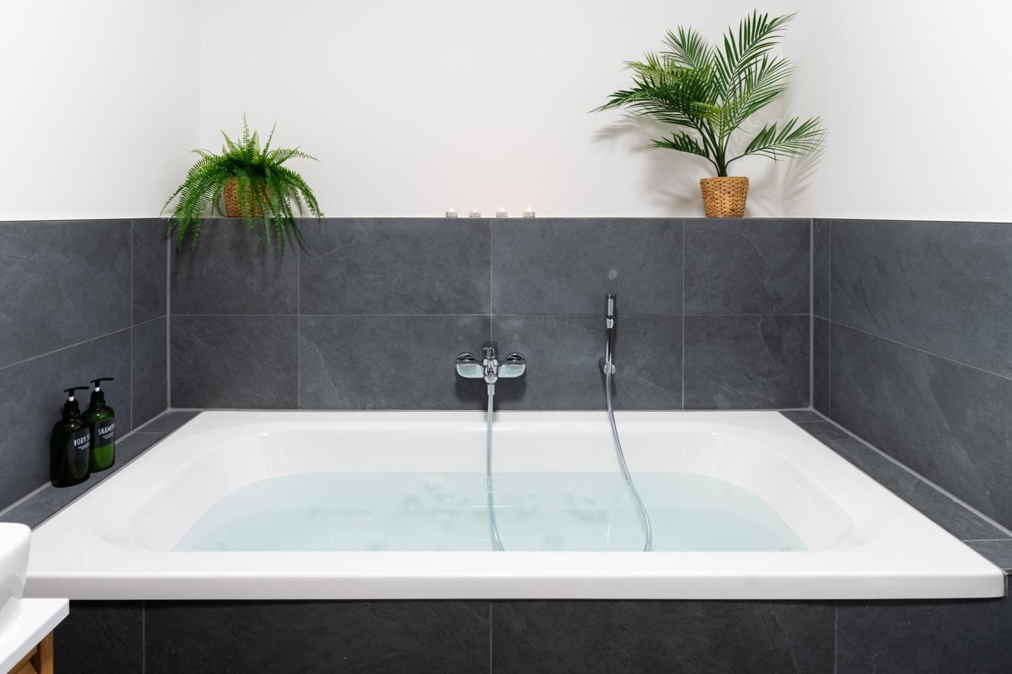 Premium-apartment Mit Balkon - Perfekt Fuer Familien, Gruppen Und Geschaeftsreisende - Zaya
