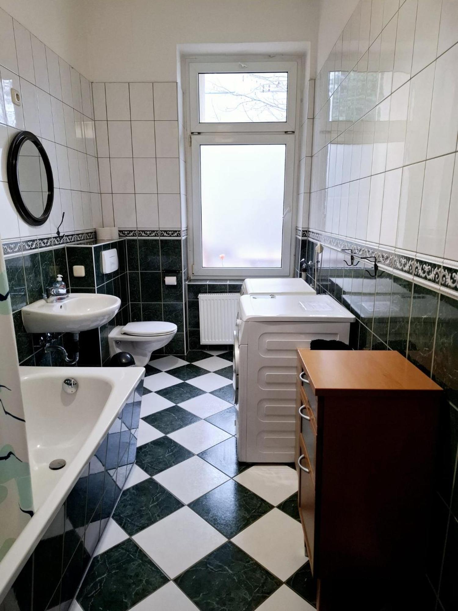 Altbau-schmuckstueck An Der Karli Mit Riesigem Balkon