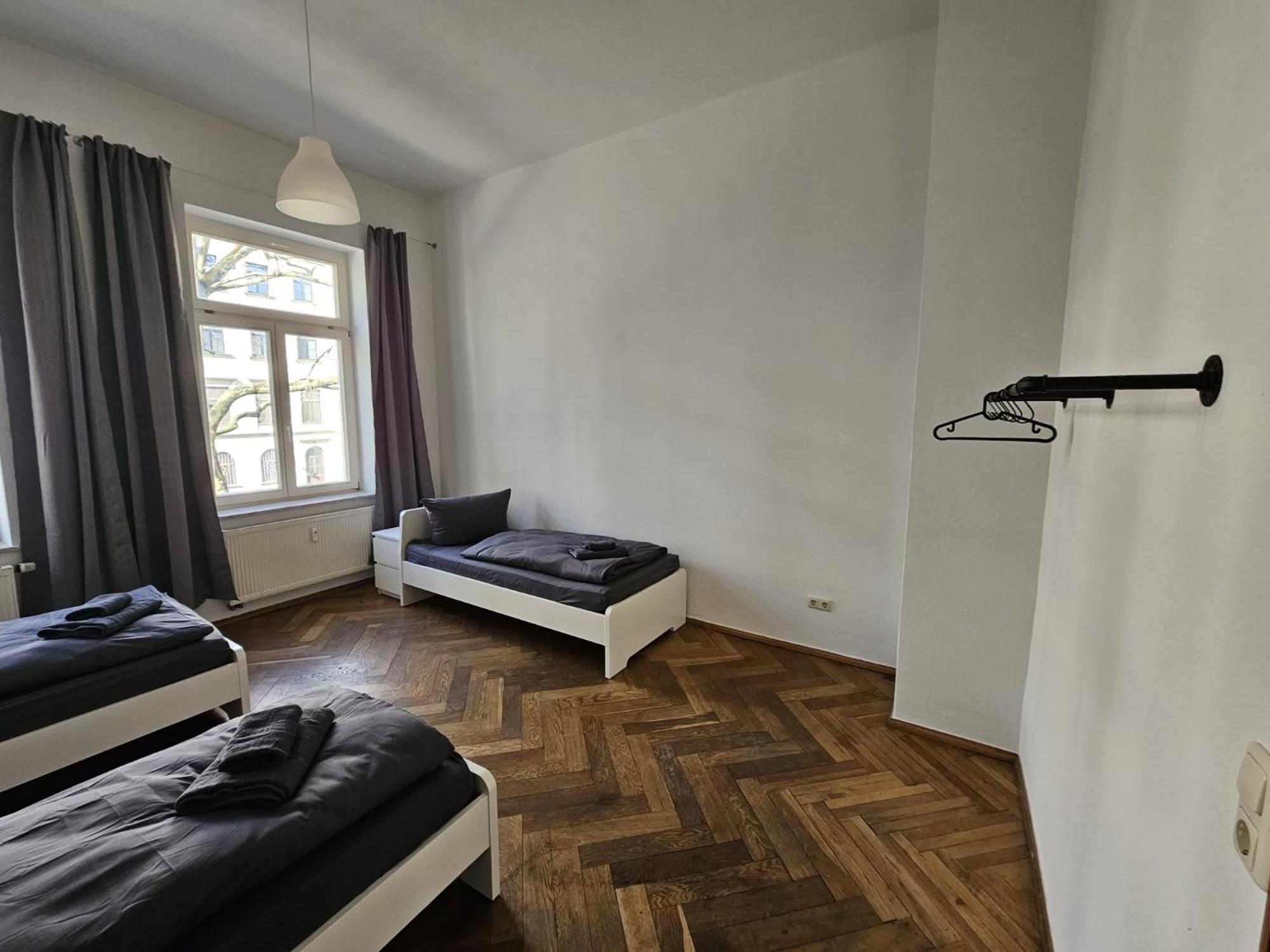 Apartment Sehr Grosse Mit 6 Schlafzimmern, Kueche, Bad Und Grossem Wohnzimmer Im Herzen Von *