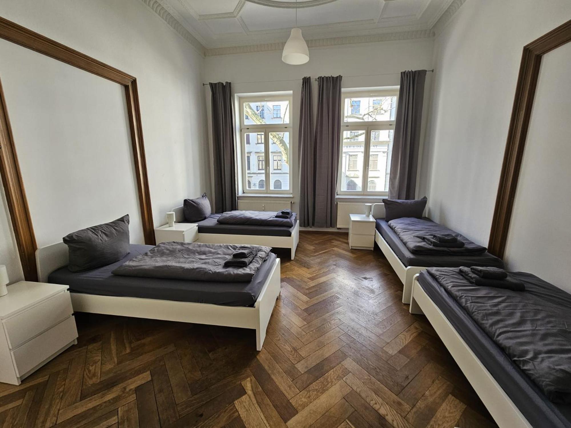 Sehr Grosse Mit 6 Schlafzimmern, Kueche, Bad Und Grossem Wohnzimmer Im Herzen Von Leipzig