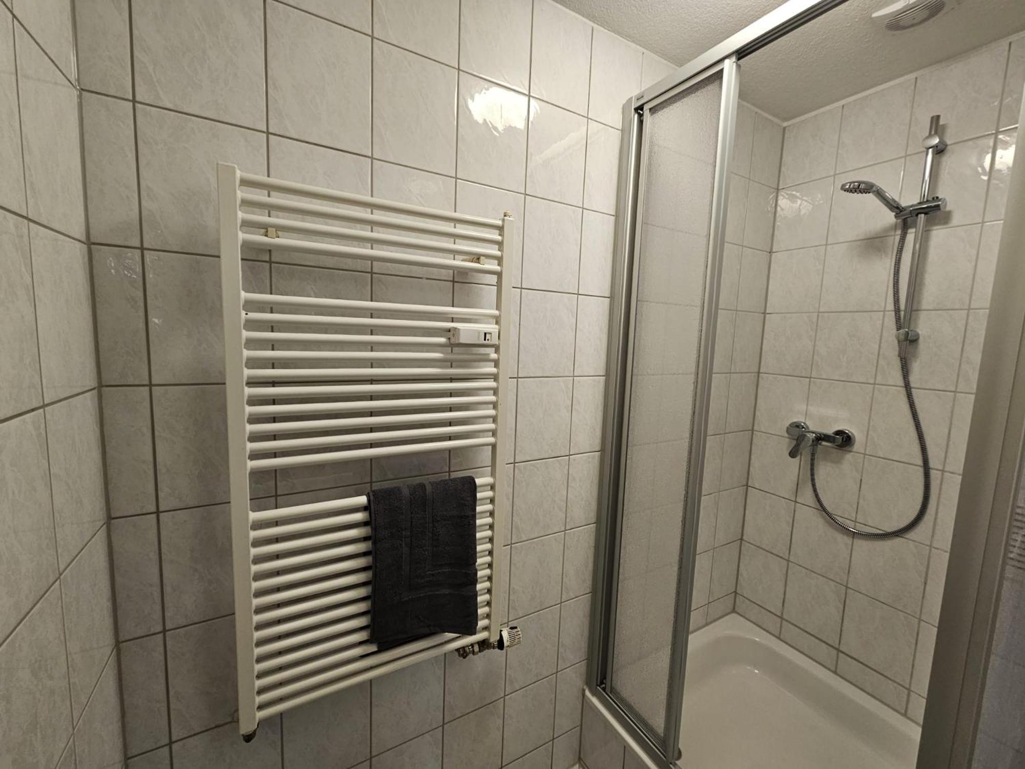 Apartment Sehr Grosse Mit 6 Schlafzimmern, Kueche, Bad Und Grossem Wohnzimmer Im Herzen Von