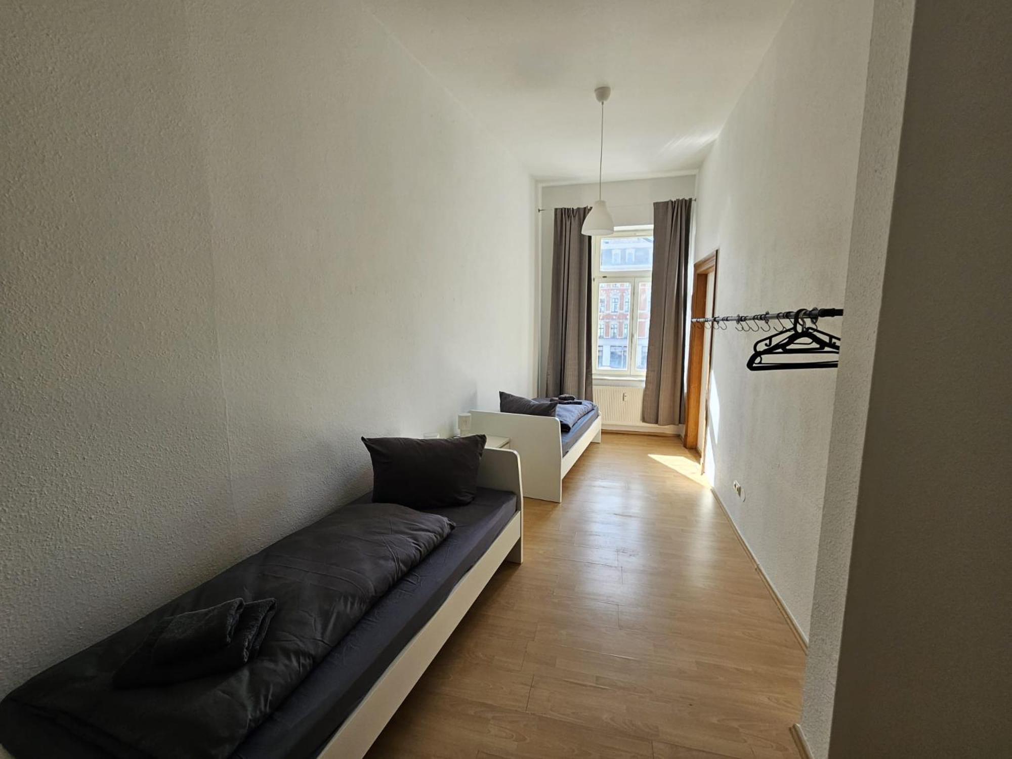 Sehr Grosse Mit 6 Schlafzimmern, Kueche, Bad Und Grossem Wohnzimmer Im Herzen Von *