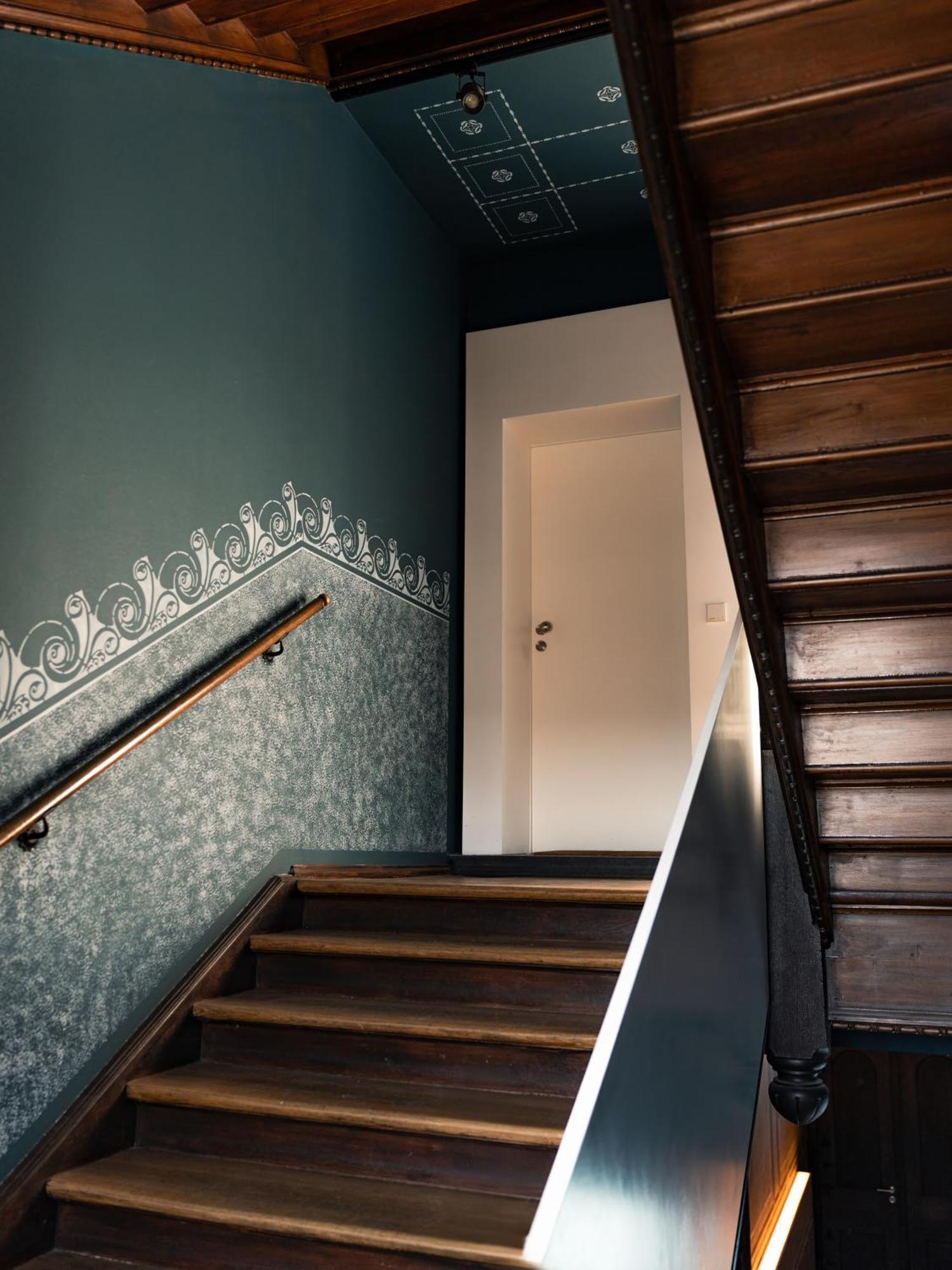 Apartment 180 *