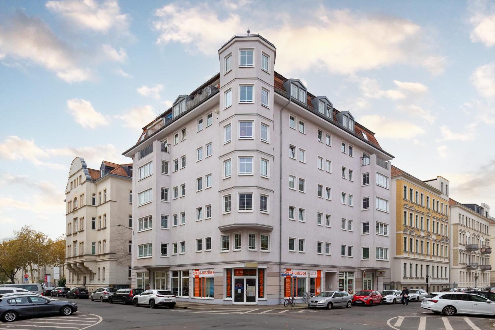3 Old Building - 4 People * Leipzig