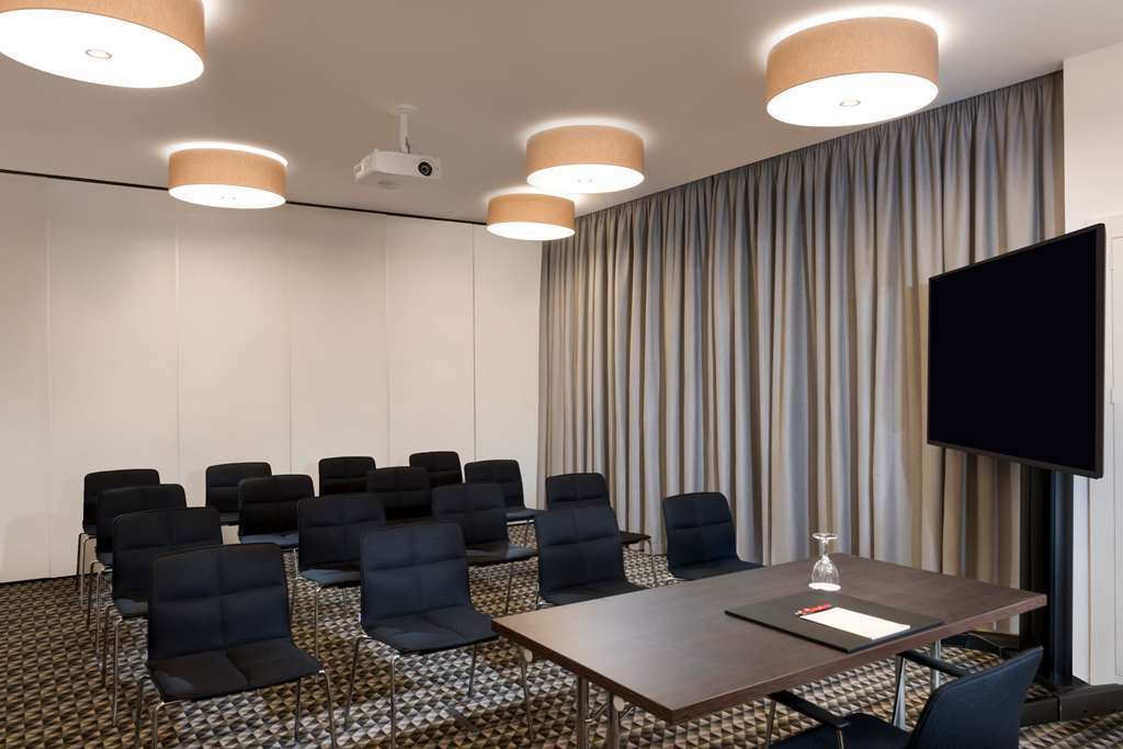 Hotel Adina
