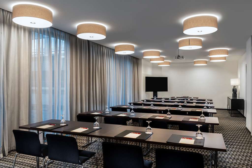 Adina Hotel 4*